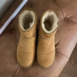 Ugg mini chestnut size 9